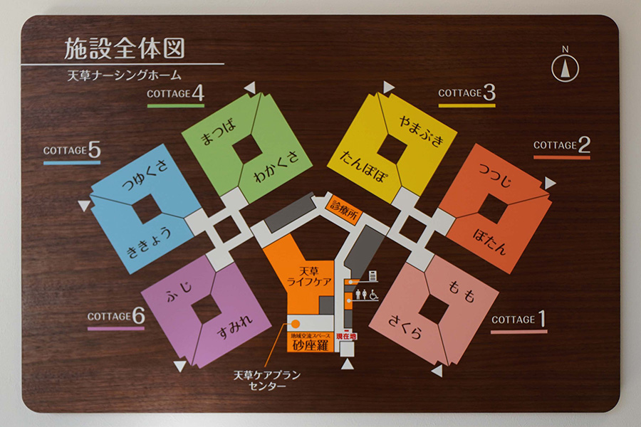 しせつのぜんたいず。かんりとうをちゅうしんに６つのコテージがはいちされている