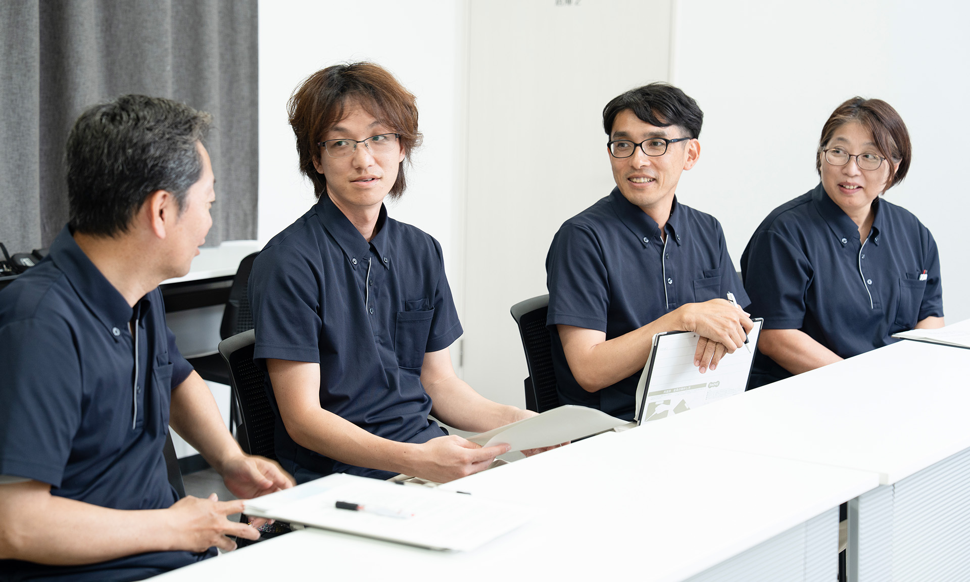 いずみさんとすたっふ３にんがだんしょうしている