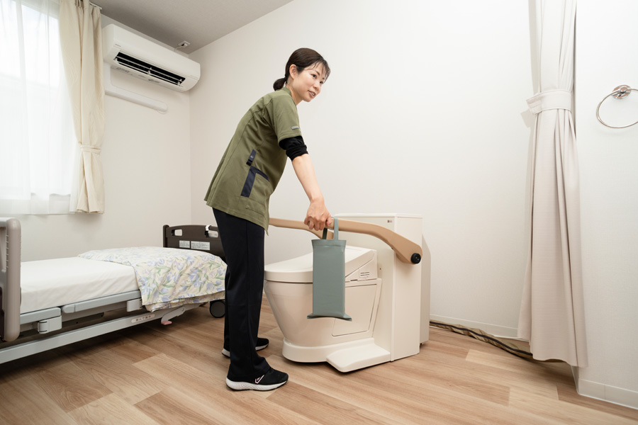 スタッフがべっどさいどすいせんといれをべっどのよこにいどうしている